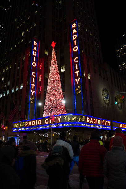 manhattan, new york, 20 dicembre 2017: luce dell'albero di natale all'edificio della città radio di notte - editorial famous place vertical manhattan foto e immagini stock