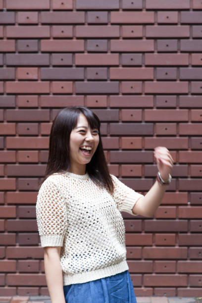 istock the lady standing in front of the wall 905087852
