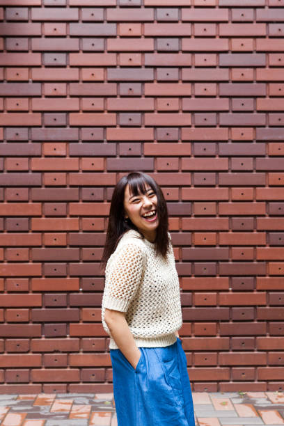 istock the lady standing in front of the wall 905087956
