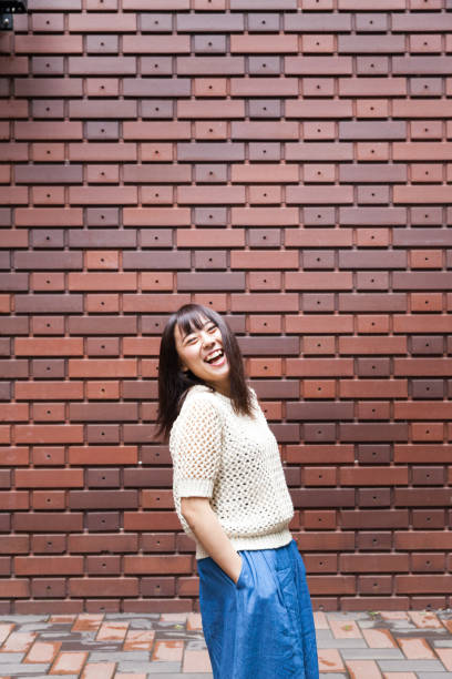 istock the lady standing in front of the wall 905088478