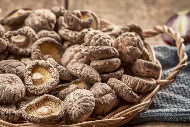 shiitake auf holztisch - shiitake mushroom edible mushroom mushroom dry stock-fotos und bilder