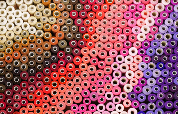 hilos de colores en un carrete - needlecraft product fotografías e imágenes de stock
