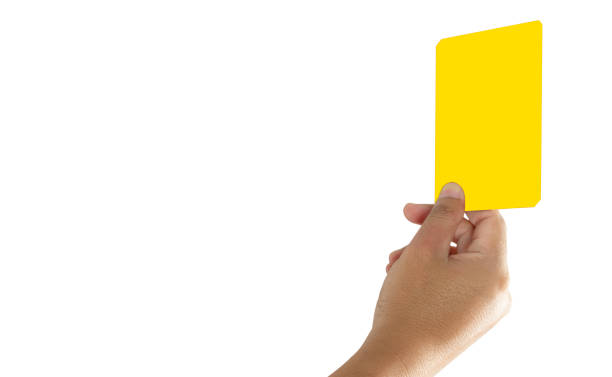 審判黄色のカードを表示 - yellow card ストックフォトと画像