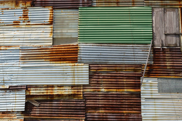 ржавый старый цинковый фон - corrugated iron tin rusty metallic стоковые фото и изображения