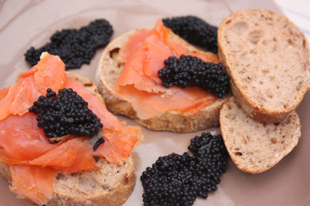 tosty z wędzonym pstrągiem i jajkami grudkowymi - prepared fish lumpfish caviar caviar smoked salmon zdjęcia i obrazy z banku zdjęć