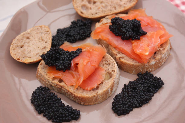 tosty z wędzonym pstrągiem i jajkami grudkowymi - prepared fish lumpfish caviar caviar smoked salmon zdjęcia i obrazy z banku zdjęć