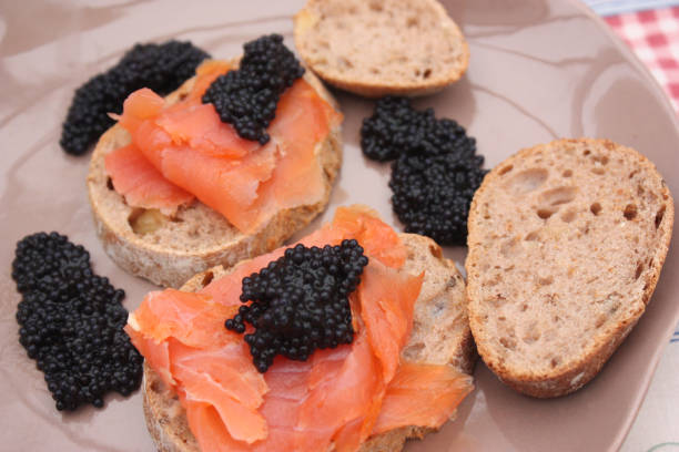 tosty z wędzonym pstrągiem i jajkami grudkowymi - prepared fish lumpfish caviar caviar smoked salmon zdjęcia i obrazy z banku zdjęć