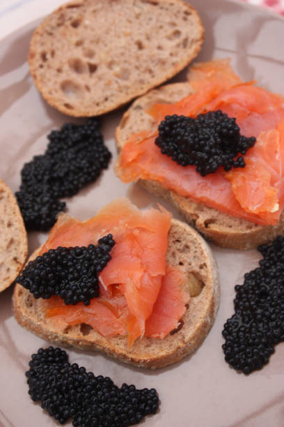 tosty z wędzonym pstrągiem i jajkami grudkowymi - prepared fish lumpfish caviar caviar smoked salmon zdjęcia i obrazy z banku zdjęć