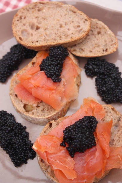 tosty z wędzonym pstrągiem i jajkami grudkowymi - prepared fish lumpfish caviar caviar smoked salmon zdjęcia i obrazy z banku zdjęć