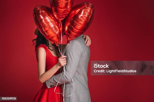 Paar Für Flächen Mit Bündel Von Ballons Isoliert Auf Rot Stockfoto und mehr Bilder von Valentinstag