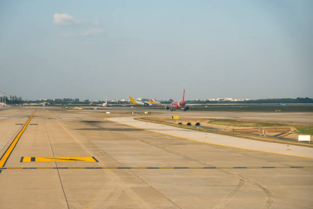 avião de táxi em táxi preparar caminho para levar fora - pista de aterragem - fotografias e filmes do acervo