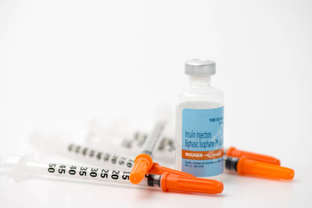ampolla de insulina con la mentira de jeringa - insulin fotografías e imágenes de stock