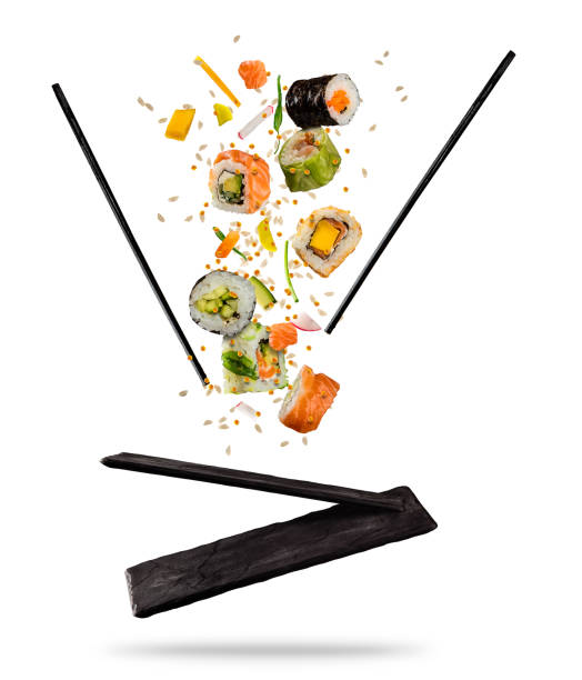 초밥의 조각 나무 젓가락와 돌 판, 흰색 배경에 고립 된 비행. - sushi japan maki sushi salmon 뉴스 사진 이미지