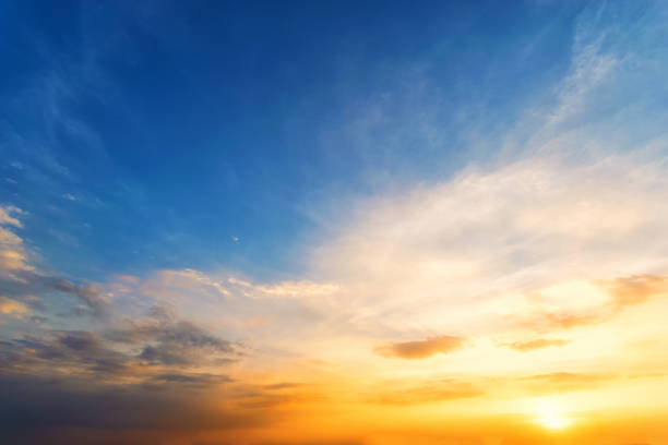 fondo de cielo crepuscular, naranja de la puesta del sol salida del sol de cielo azul cielo - sunbeam cloud panoramic sky fotografías e imágenes de stock