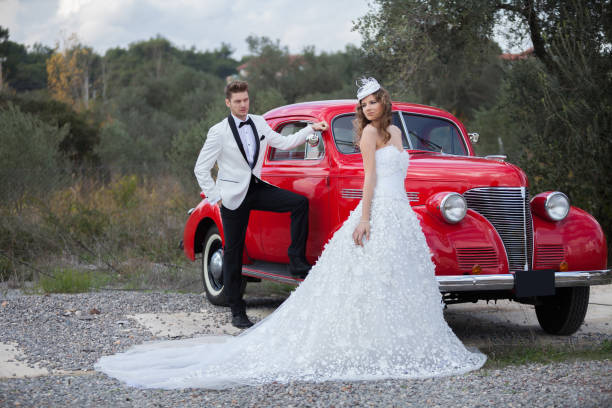 młoda elegancja nowożeńców para w samochodzie retro - haute couture beautiful smoking beauty zdjęcia i obrazy z banku zdjęć