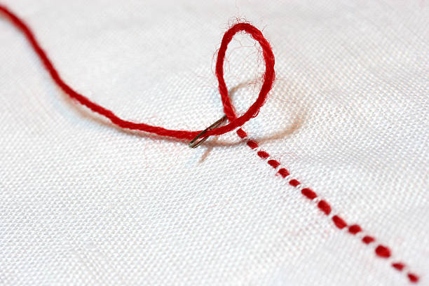 レッドネジ切り - embroidery thread needle sewing ストックフォトと画像