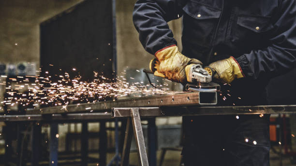 arbeiter mit der schleifmaschine - metallarbeiter stock-fotos und bilder