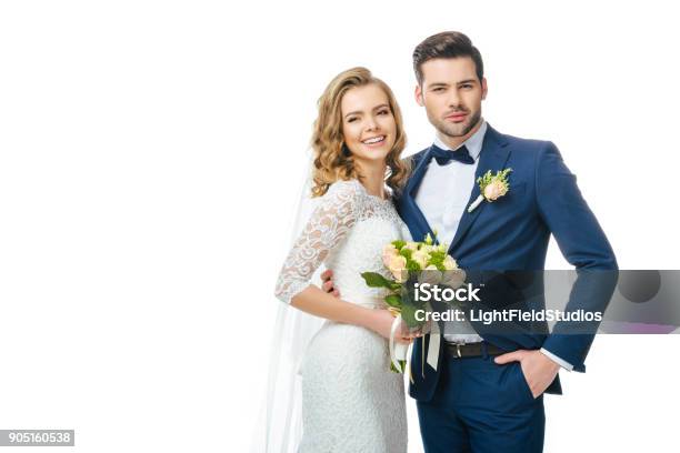 Porträt Von Lächelnden Braut Hochzeit Bouquet Und Bräutigam Stockfoto und mehr Bilder von Braut