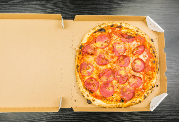 pizza pepperoni w tekturowym pudełku na nabierz. - carton horizontal portion part of zdjęcia i obrazy z banku zdjęć