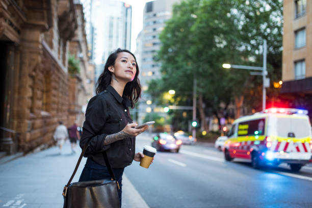 mujer asiática esperando un uber y tomando café - working smiling equipment car fotografías e imágenes de stock