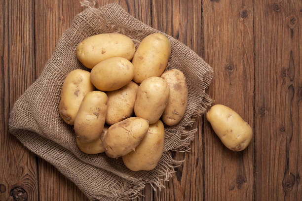 des pommes de terre - raw potato organic rustic bag photos et images de collection