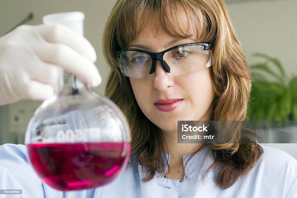 Cientista mulher preparando analys - Foto de stock de Laboratório royalty-free