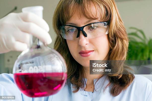 Foto de Cientista Mulher Preparando Analys e mais fotos de stock de Laboratório - Laboratório, Recursos Humanos, Óculos protetores