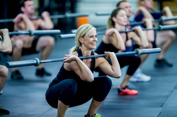 glücklich in der turnhalle - barbell exercising sport gym stock-fotos und bilder