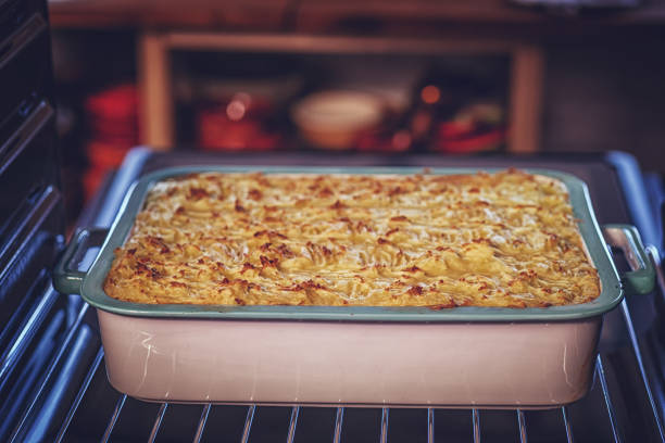 베이킹 오븐에 전통적인 셰퍼드 파이 - baking potato 뉴스 사진 이미지