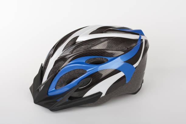 blauen fahrradhelm, schutz von kopfverletzungen zum radfahren - cycling helmet cycling sports helmet isolated stock-fotos und bilder