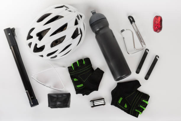fahrradzubehör, fahrradhelm, fahrrad-handschuhe, brillen, flasche in halter - safe ride stock-fotos und bilder