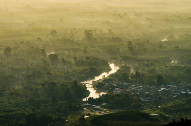 fotografia de montanha do sol manhã vista tailândia no topo da colina com pores do sol bonitos. nakhon si thammarat cleiton distrito - nakhon si thammarat - fotografias e filmes do acervo