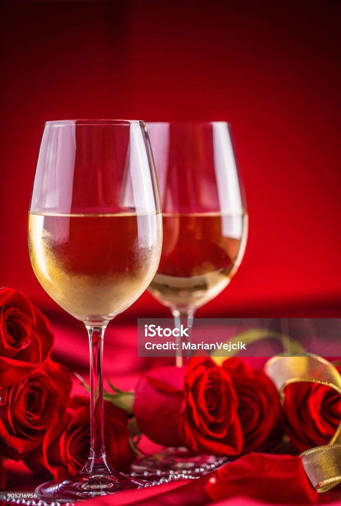 Dia dos namorados ou conceito de casamento. Copos de vinho, rosas vermelhas e romântico para dois no vermelho. Cartão de felicitações para o Jubileu ou aniversary - Foto de stock de Vermelho royalty-free