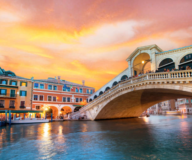 brillante encantador paisaje con puente de rialto al atardecer en venecia, italia, europa - rialto bridge italy venice italy nautical vessel fotografías e imágenes de stock