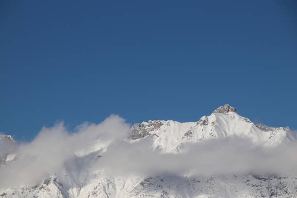 leutascher dreitorspitze, горы веттерштейна зимой, зеефельд, тироль, австрия - gehrenspitze стоковые фото и изображения