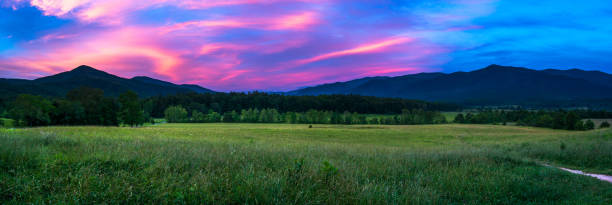 cieli rosa su cades cove panorama - cades cove foto e immagini stock