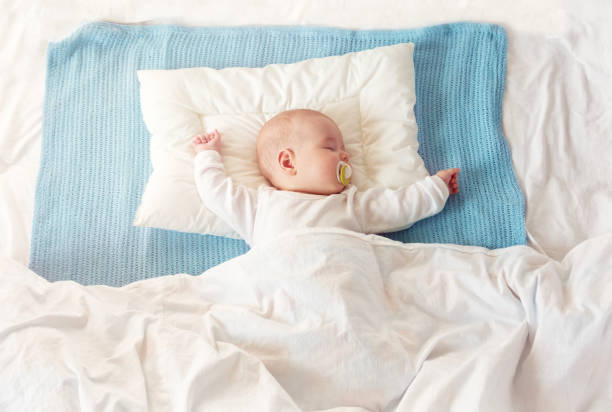 baby sleeping on blue blanket - baby blanket imagens e fotografias de stock