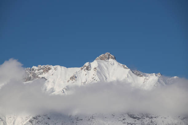 leutascher dreitorspitze, горы веттерштейна зимой, зеефельд, тироль, австрия - gehrenspitze стоковые фото и изображения