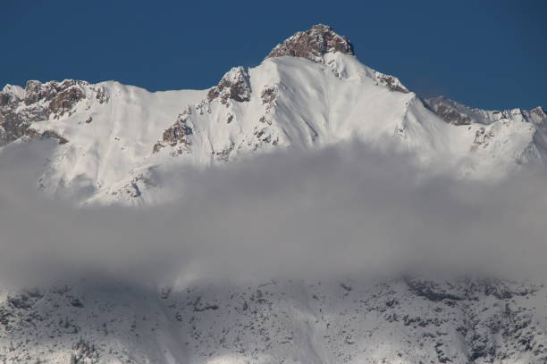 leutascher dreitorspitze, горы веттерштейна зимой, зеефельд, тироль, австрия - gehrenspitze стоковые фото и изображения