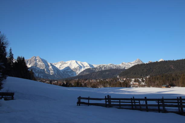 동안에 겨울, 필드, 티 롤, 오스트리아 wetterstein 산 - gehrenspitze 뉴스 사진 이미지