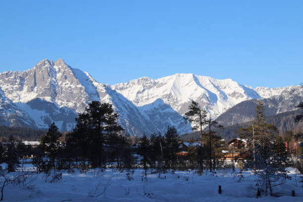 동안에 겨울, 필드, 티 롤, 오스트리아 wetterstein 산 - gehrenspitze 뉴스 사진 이미지