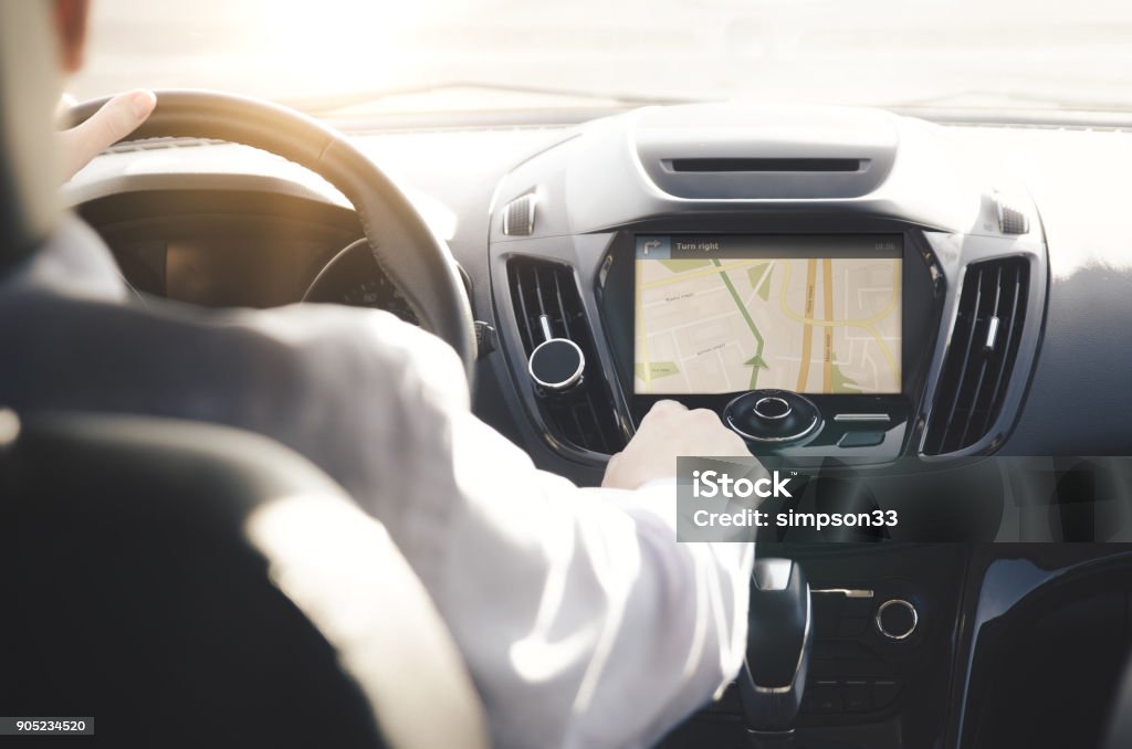 Persona que conduce un coche con GPS de navegación - Foto de stock de Coche libre de derechos