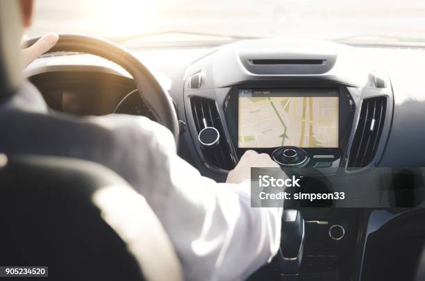 Persona Que Conduce Un Coche Con Gps De Navegación Foto de stock y más banco de imágenes de Coche - Coche, Sistema de Posicionamiento Global, Conducir