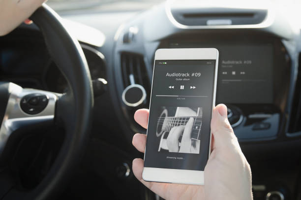 ascoltare musica. smartphone collegato all'impianto audio dell'auto. - land vehicle audio foto e immagini stock