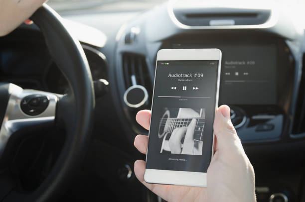 słuchanie muzyki. inteligentny telefon podłączony do samochodowego systemu audio. - smart cover zdjęcia i obrazy z banku zdjęć