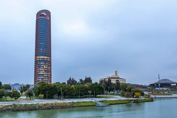 sevilla turm, büro-hochhaus in sevilla, spanien - seville water spain european culture stock-fotos und bilder