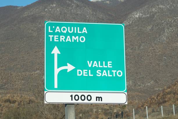 istock Italian highway green sign 905238340