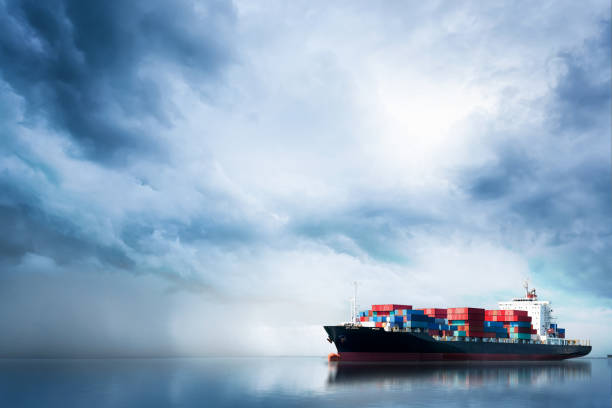 物流・貨物輸送、海の国際コンテナー貨物船の輸送配送 - 商港 写真 ストックフォトと画像
