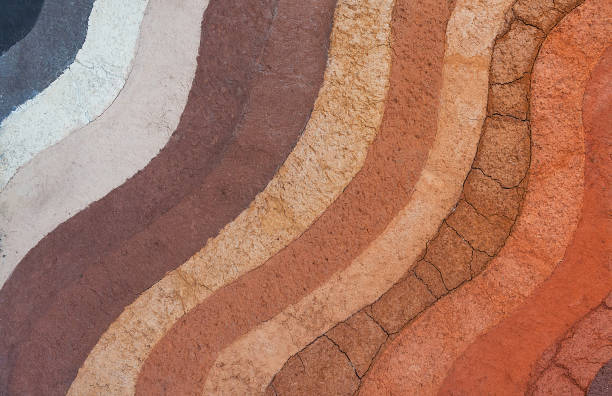 form von bodenschichten, seine farben und texturen - geologie stock-fotos und bilder