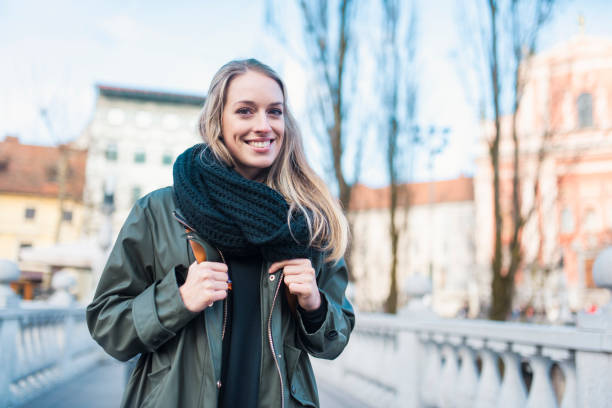 istock Beautiful woman exploring the city 905289598